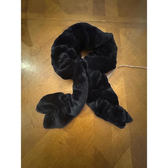 Accessories - Black Faux Fur Scarf